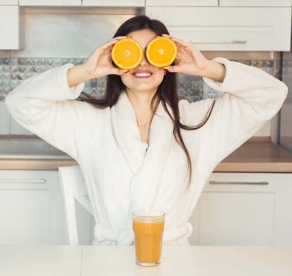 Hermosa chica con naranja — Foto de Stock