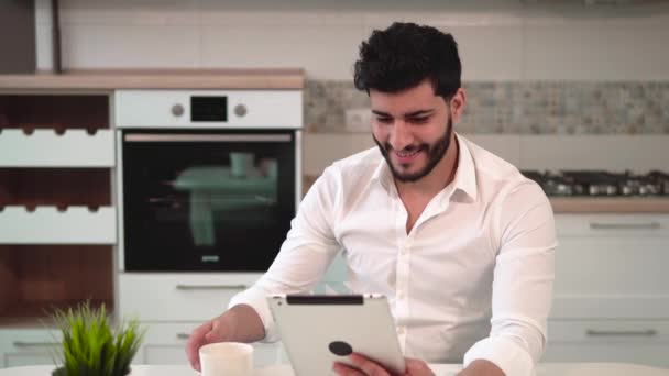 Homme utilise tablette dans la cuisine — Video