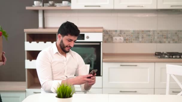 Femme retourne à la maison avec Shopping Pack — Video