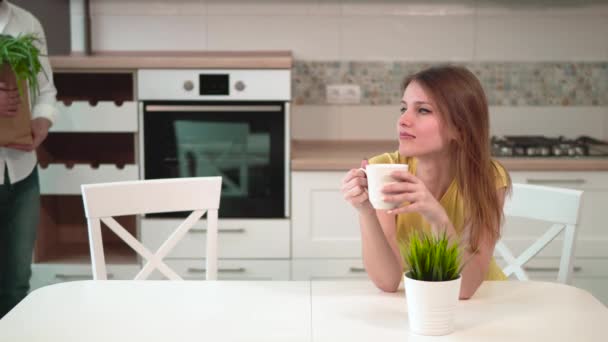 Тепла домашня розмова на кухні — стокове відео