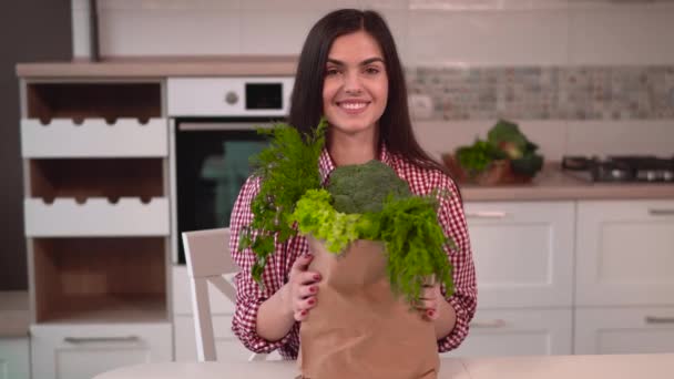 Dziewczyna przytula Pack z zielonej żywności — Wideo stockowe