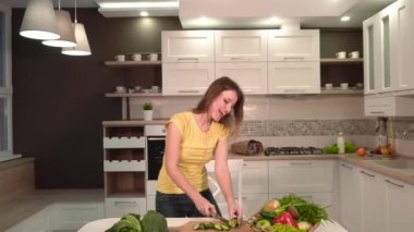 Kadın şarkı yemek hazırlığı sırasında