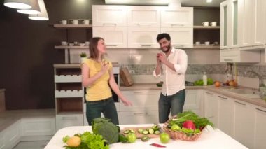 Çift mutfakta eğleniyor
