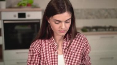 Salatalık Dilimleme kız closeup