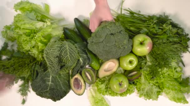 Зеленая еда на столе — стоковое видео