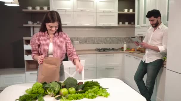 Güzel aile akşam mutfakta — Stok video