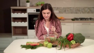 Kız sağlıklı karışık salata hoşlanır