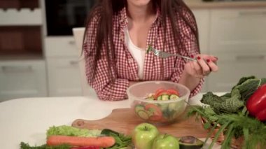 Güzel esmer salata sahiptir