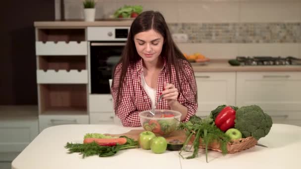 Девушка наслаждается здоровым смешанным салатом — стоковое видео