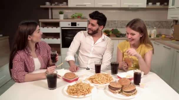 Jongens hebben praten tijdens het eten — Stockvideo