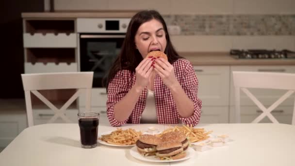 Cute Brunette Enjoys Hamburger — Stock Video