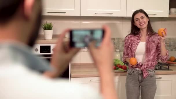 El hombre toma una foto de la mujer — Vídeos de Stock