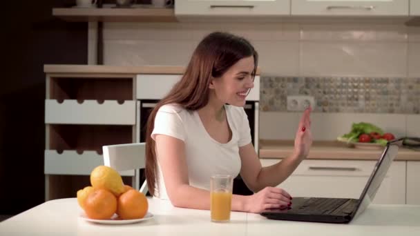 Młoda kobieta rozmawia na laptopa — Wideo stockowe
