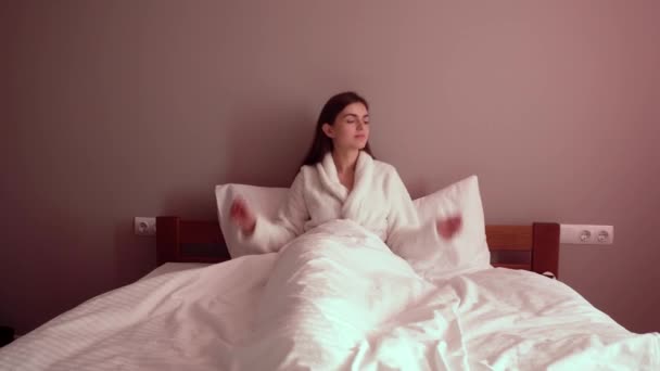 Gyönyörű nő nyúlik az ágyban — Stock videók
