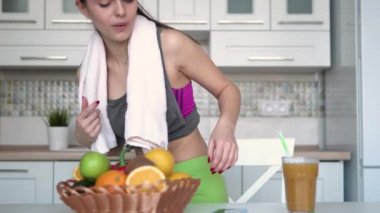 Sportif kadın kullandığı telefon