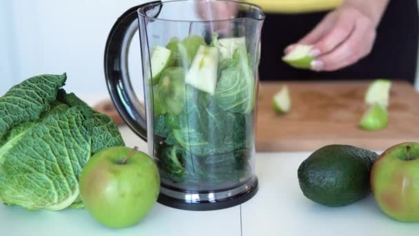 Femme coupe des fruits pour Smoozie — Video