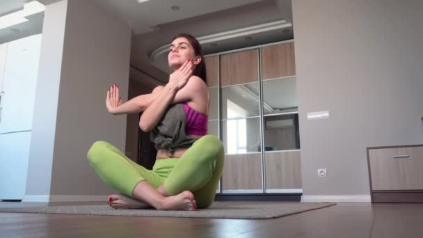 Flicka gör morgon Stretching — Stockvideo
