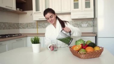 Kız şeker cam içine dökülen.