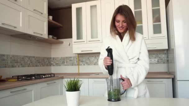 Frau im Bademantel macht Smoozie — Stockvideo