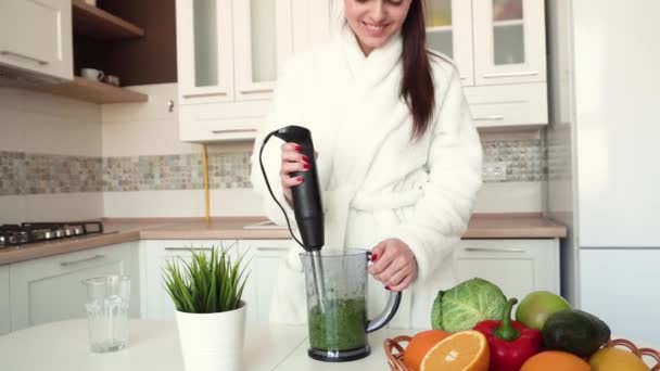 Mujer hace Smoozie para el desayuno — Vídeo de stock