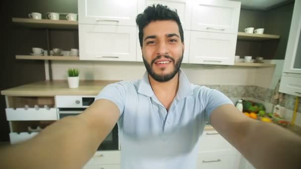 Chico guapo teniendo video chat — Vídeo de stock