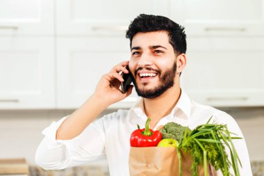 Healtyhy gıda paketi olan adam