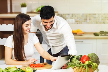 Aile akşam mutfakta