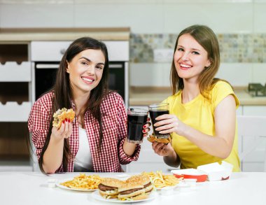Arkadaşlar Fast Food yemek