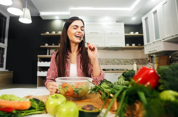 Mädchen genießt gesunden gemischten Salat — Stockfoto