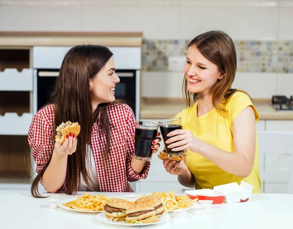 Amigos comen comida rápida —  Fotos de Stock