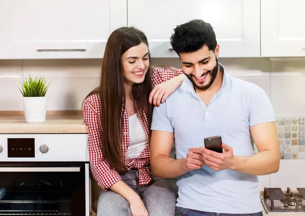 Mutlu çift kullandığı telefon — Stok fotoğraf