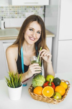 Yeşil smoothie kadınla