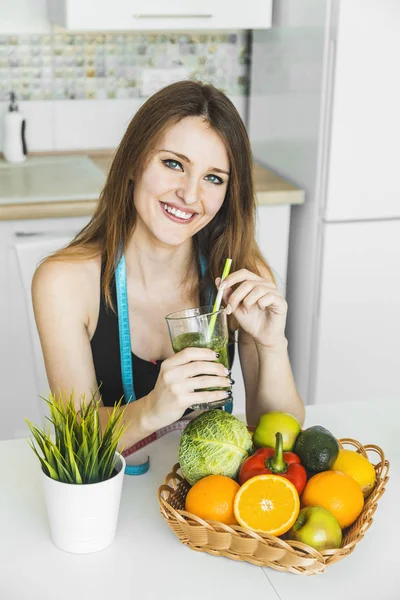 Frau mit grünem Smoothie — Stockfoto