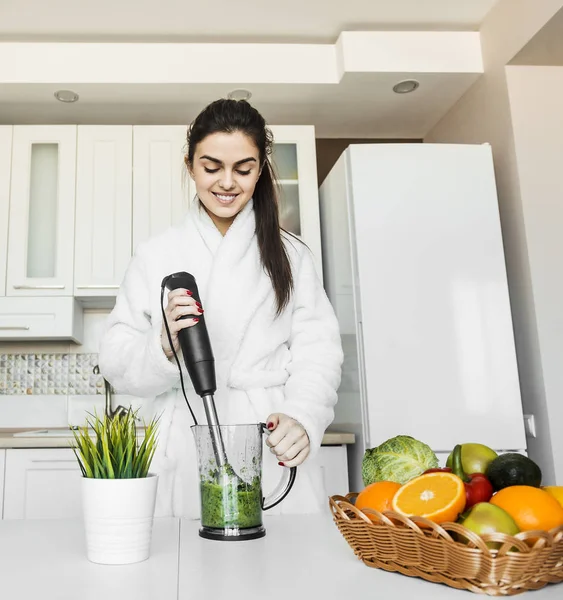 Chica disfruta de vaso de Smoozie — Foto de Stock