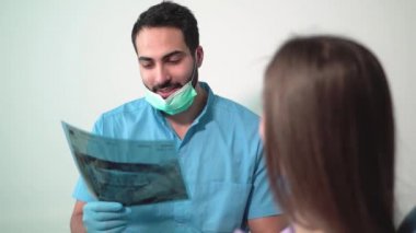 Doktor Diş röntgen hasta ile ele alınmaktadır.