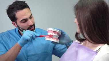 Diş hekimi nasıl dişleri temizlemek için gösterir