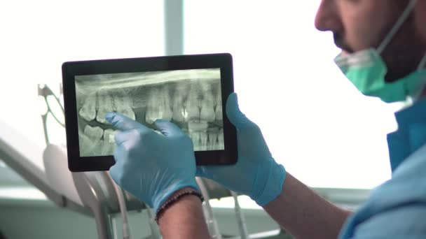 Dentista mostra raio-X em Tablet — Vídeo de Stock