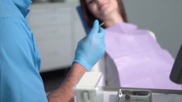 Le dentiste explique le problème — Video