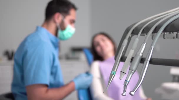 Dentista conversa com paciente durante check-up — Vídeo de Stock