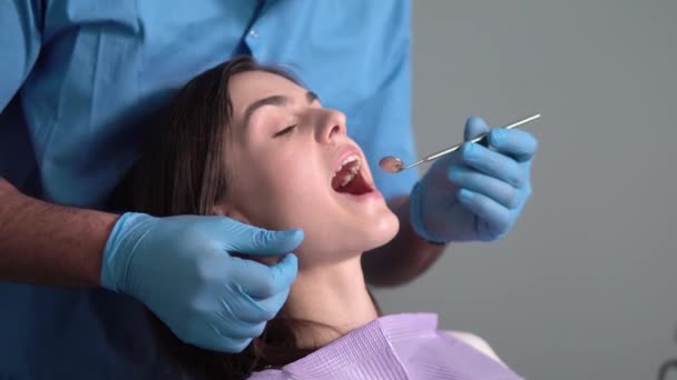 Dentista controlla denti — Video Stock