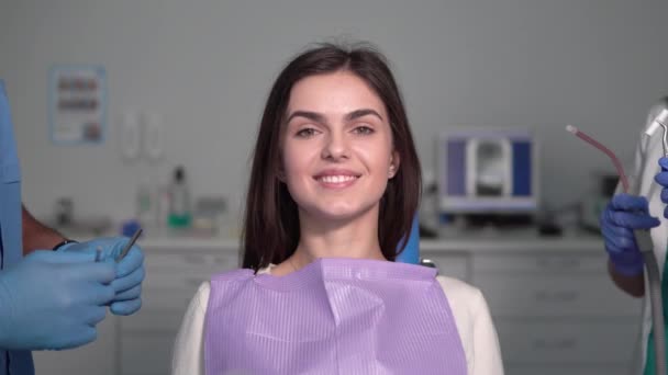 Dentysta z asystent Start do pracy — Wideo stockowe