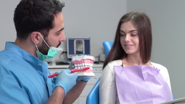 Escova dentes corretamente — Vídeo de Stock