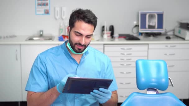 Dentista utiliza tableta — Vídeo de stock