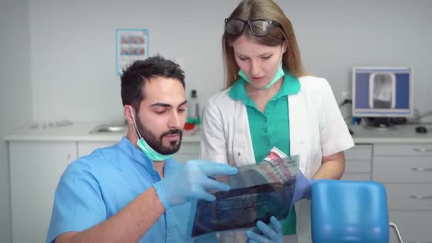 Tandartsen bespreken bijzonder geval — Stockvideo