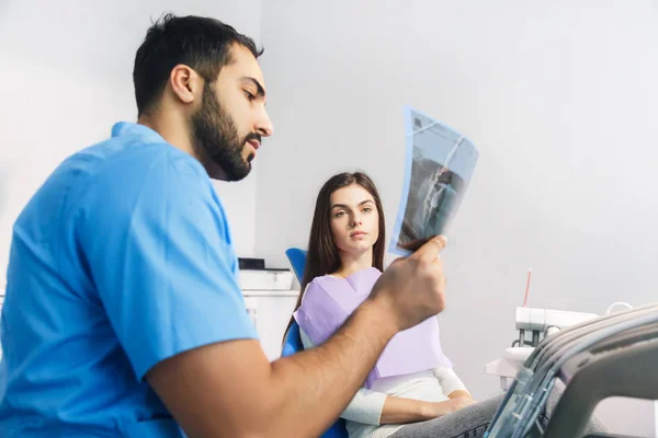 Usando raio-X durante o tratamento dentário — Fotografia de Stock