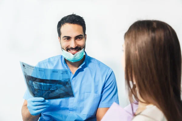 Usando raio-X durante o tratamento dentário — Fotografia de Stock