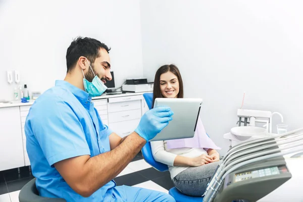 Доктор показує зуби рентгенівського планшетний ПК — стокове фото
