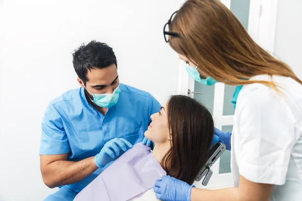 Médico dentista com Assistente — Fotografia de Stock