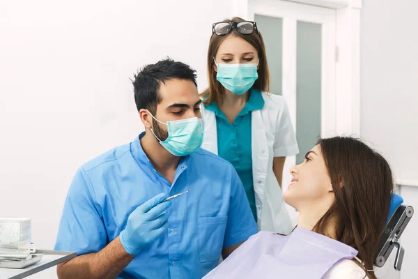 Dentista verifica dentes — Fotografia de Stock