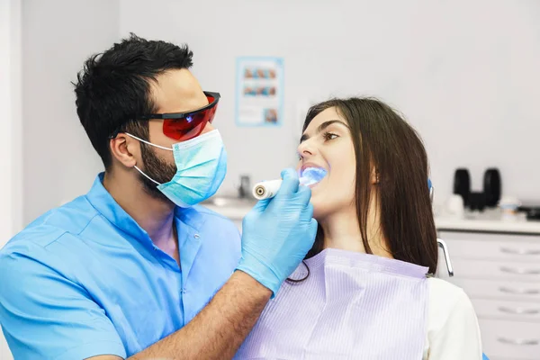 Стоматолог робить заповнення — стокове фото